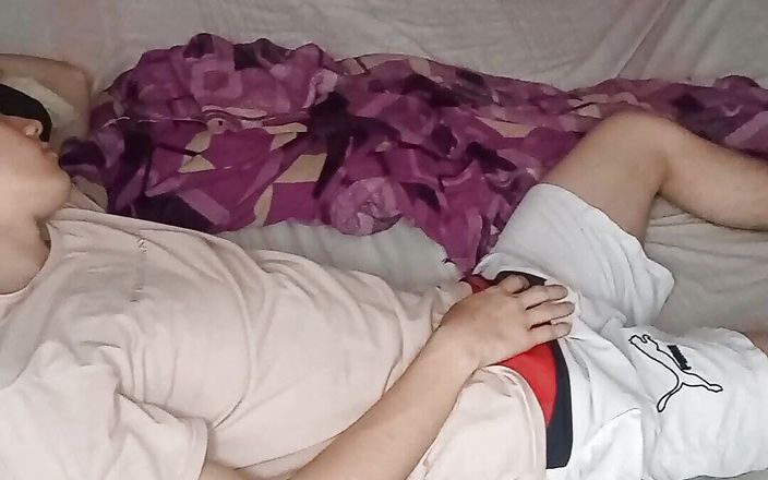 Artemisa74: Il fratellastro arrapato di 18 anni mi aiuta ad avere cose...