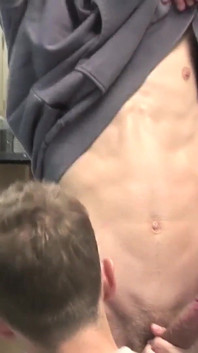 Video eksklusif bareback: seks threesome di gudang bareng cewek gay sange yang hot dan seksi