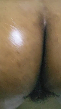 Sexy Frauen mit leckeren kurven hüpfen und necken im mit leidenschaftsbefüllung gefüllten spiel