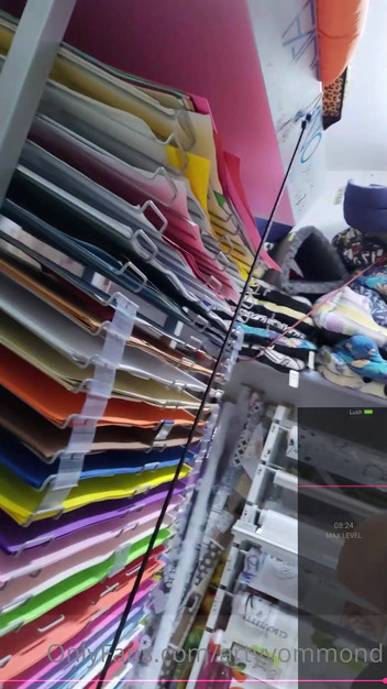 Arty_von: Si cewek hot rambut merah lagi asik muasin memeknya pakai...