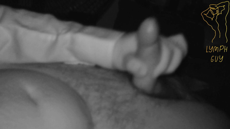 Lymph Guy: Niepełnosprawny chłopiec bawi się sobą w noc