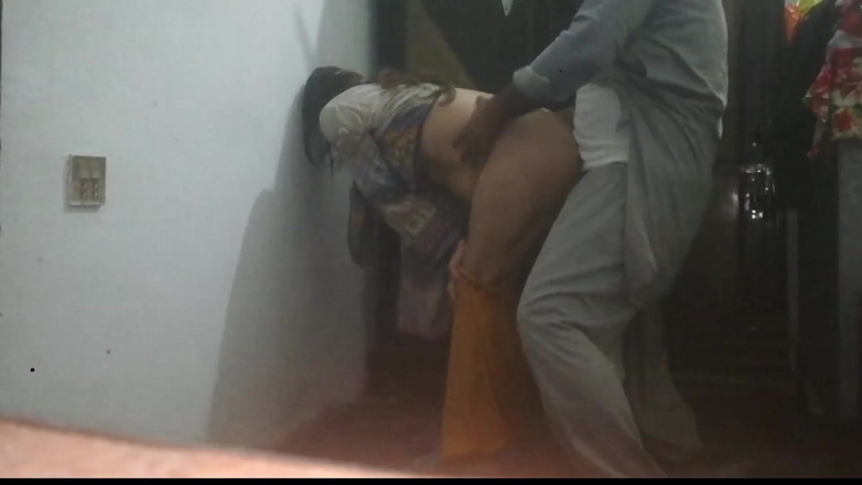 desi boy 418: Przyrodnia siostra żony rucha się w jej domu