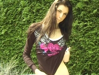 Flash Model Amateurs: Bruneta slabă cu țâțe mici se distrează în aer liber