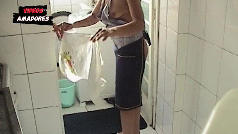 Amateurs videos: メイドは裸で働いているところを撮影されています
