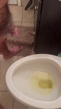 Mijando no banheiro em casa