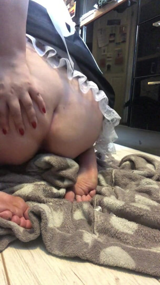 Naughtyhayley: Pembantu rumah nakal saya melancap dengan mainan seks