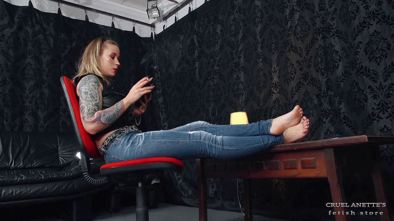 Cruel Anettes fetish world: Müde füße und zigarette