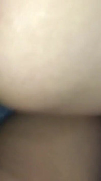 Bella ragazza scopa in posizione alla pecorina.