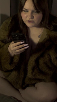 Už spolu nejsme! Pornstory: Mistress šuká svého chlapce s připínacím penisem, zatímco má na sobě pás cudnosti