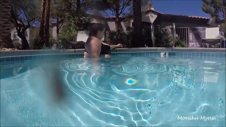 BBW Pleasures: Fumând în piscină