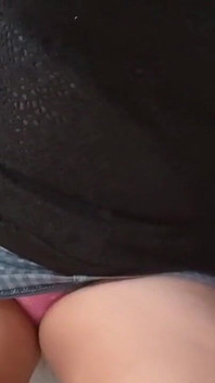 Ea își joacă pizda excitată Ei bine, bine excitată