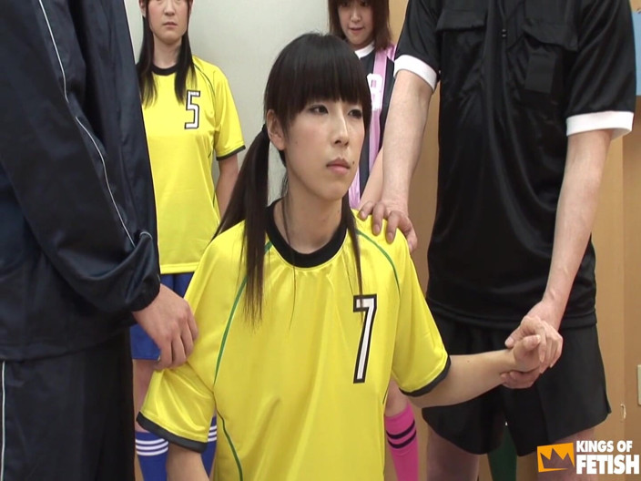 Pure Japanese adult video ( JAV): O fată japoneză de fotbal suge doi bărbați în fața colegilor...