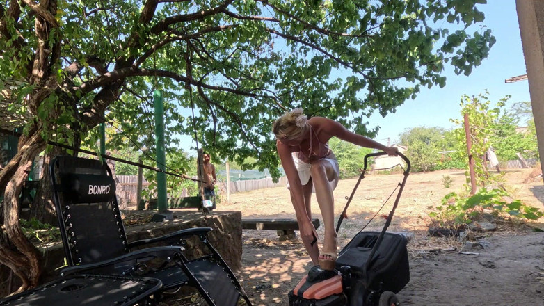 HotPrincessUA: Cranking in Sexy Platform Shoes Lawn Mower &amp; Car Wont Start