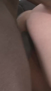 Masukin kontol besarnya ke dalam memek tante seksi ini