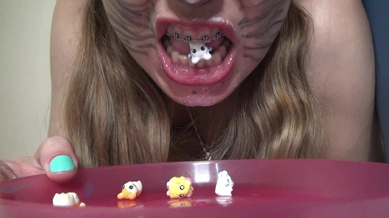 Angel eyes studio: Сексуальне Кошеня Ковтає Мармеладних Ведмедиків!!