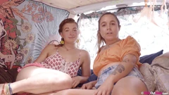 टैटू वाली लेस्बियन प्यारी एक दूसरे की बालों वाली चूत चाटती हैं और गांड के खिलौनों का उपयोग करती हैं