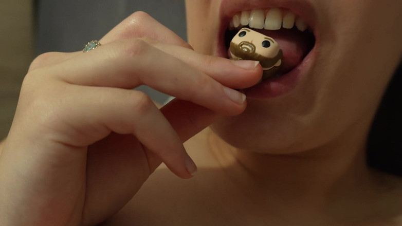 AmayaMori: Дівчина-гігант їсть крихітну людину і смокче його