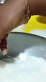 Esposa india folla en cocina