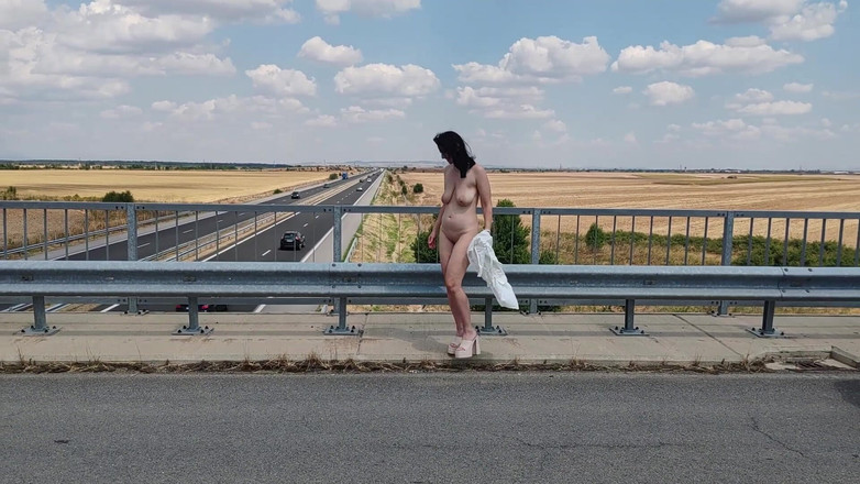 Za Za: Sclava Tih este pedepsită să-și arate pizda goală pe autostradă