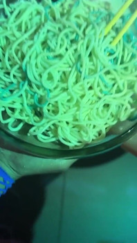 Essere nutriti da tagliolini dal bagno
