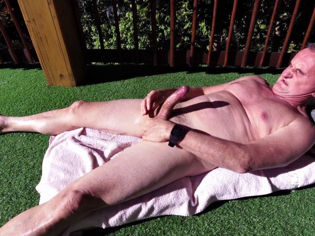 Suntanning Naked and Shooting a Big Load (FitandHungDad)