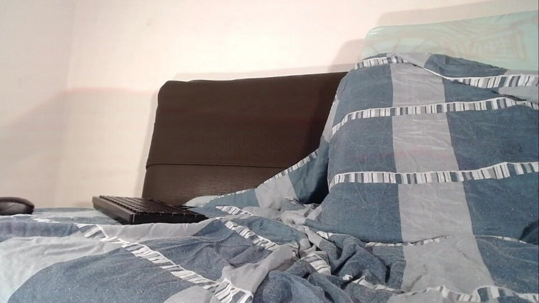 Tommhot: Zakar melancap dalam air kencing