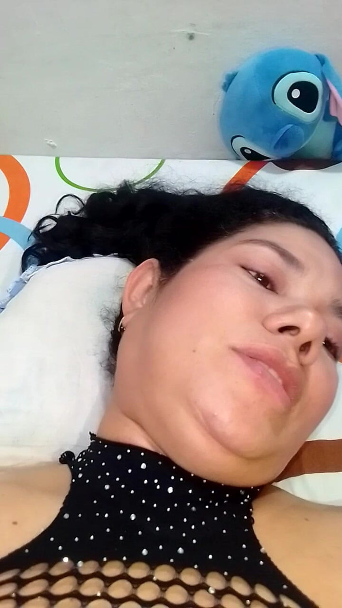 Valkyrieandluigy: Krásná nevěsta saje v fishnetu