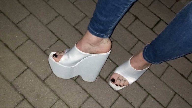 Heelex: Crossdresser z pięknymi stopami w bardzo seksownym klinie na wysokich...