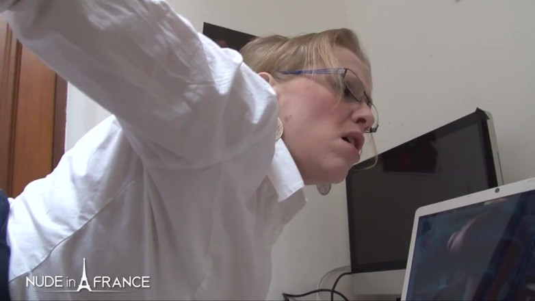 Nude in France: Premier jour au travail, notre nouvelle secrétaire se fait sodomiser...