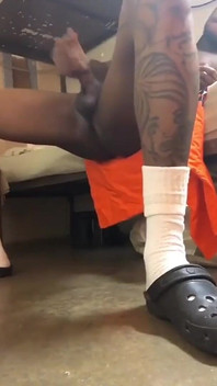 Acariciando mi gran polla dura gimiendo y corriéndose duro