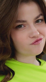 My18teens - чарівна дівчина Джулія Мороззі трахає свою волохату пизду