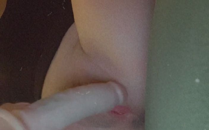 Lil miss kim: Nasse muschi gegen dildo