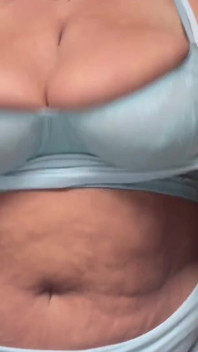 Obří MILFka máchá tlustými prsy a hraje si sama se sebou