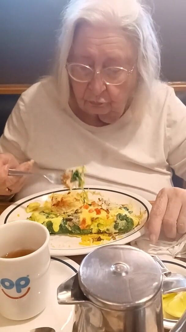 BBW nurse Vicki adventures with friends: Stiefmoeder en ik eten het ontbijt