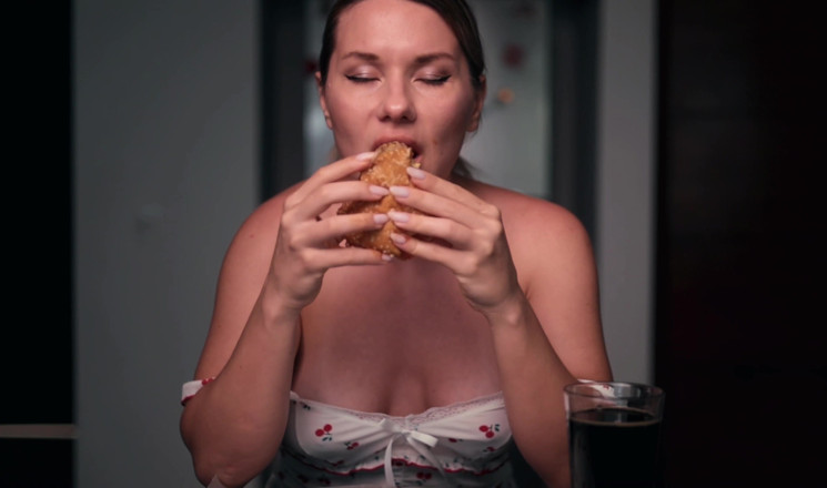 Mrs Peachesxx: Essen Sie einen köstlich handgefertigten Burger Mmm lecker