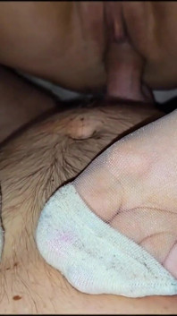 늙은 양말을 신은 핫한 밀프가 보지에 사정을 요청하다