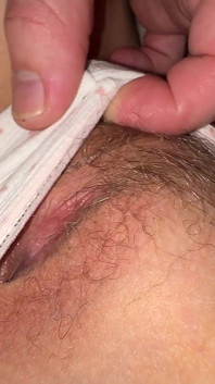 Teenage Smels: Meu padrasto gosta de olhar para a calcinha que ele me deu sob o cobertor à noite e às vezes tenta cheirar