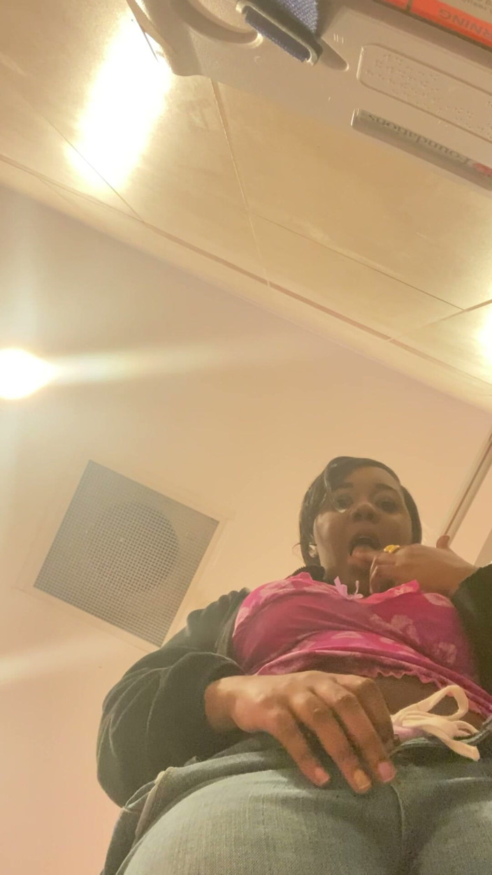 ALLIYAH ALECIA: Masturbasi solo muasin memeknya dengan kilat di kamar mandi walmart