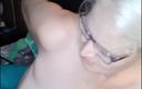 Momma Vee: Milf caliente se masturba hasta el orgasmo intenso en vivo...