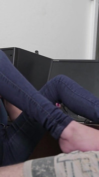 Fille mince, pipe, footjob et baise torride !