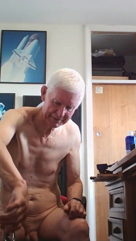 Giocando con un dildo di vetro da 9 pollici