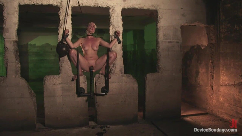 Device Bondage by Kink: Lorelei Lee smyslové přetížení.