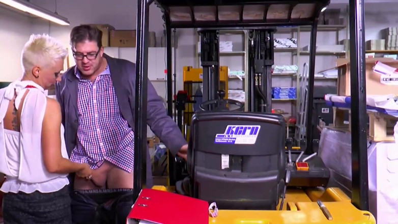 Deutschland porn: Sexe au travail avec ma collègue excitée !!