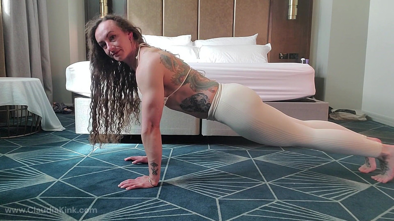 Claudia Kink: Pantalones de yoga y bikini, estiramiento muscular y provocación