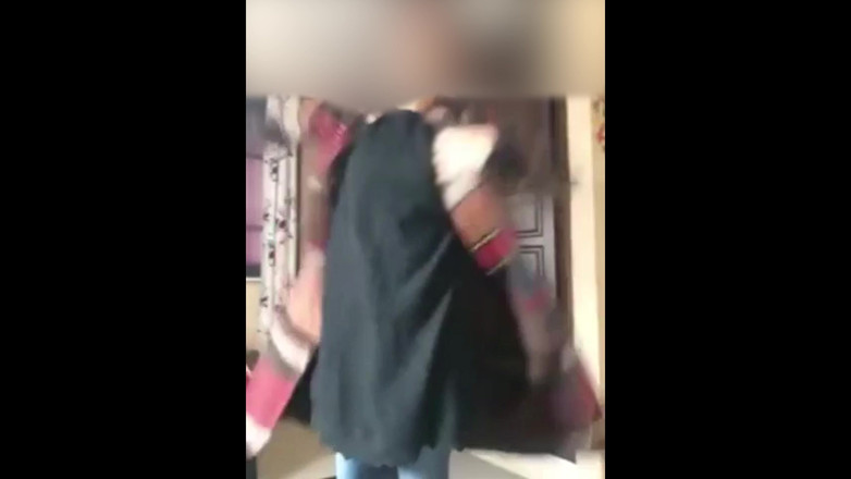 Parihema: Siya mostra il suo culo e la sua figa pelosa...