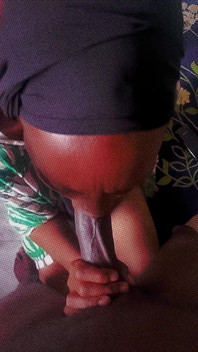 Bu sürtükler sadık değil, sikimi emerken telefonda