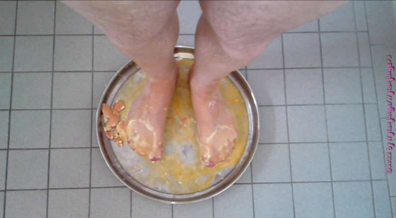 Carmen_Nylonjunge: Crush the raw eggs and piss ** nylon foot crushing **