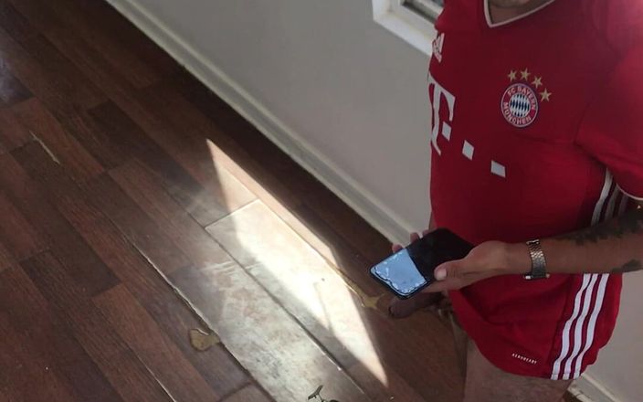 Hardnoisex: Un entraîneur de football excité se fait surprendre en train...