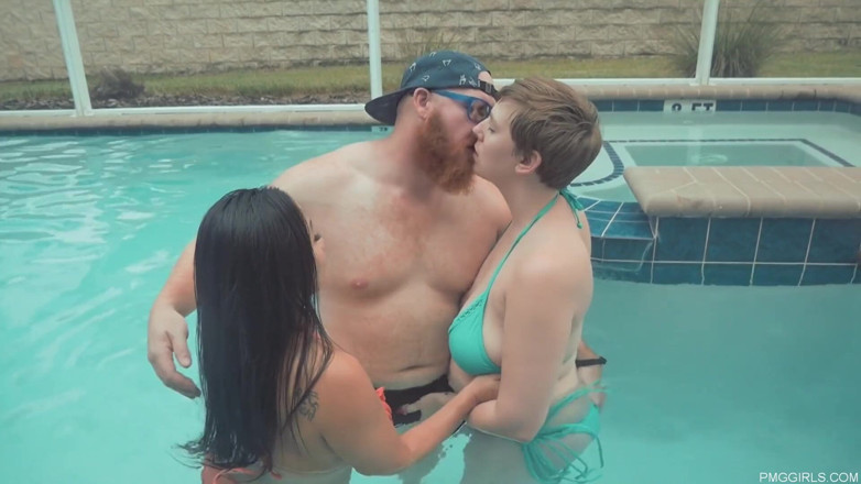 Thiccvision: Cammie Cummz este futută de un cuplu porno puternic