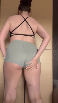 Seksi götümde kısa şortumu seviyorum